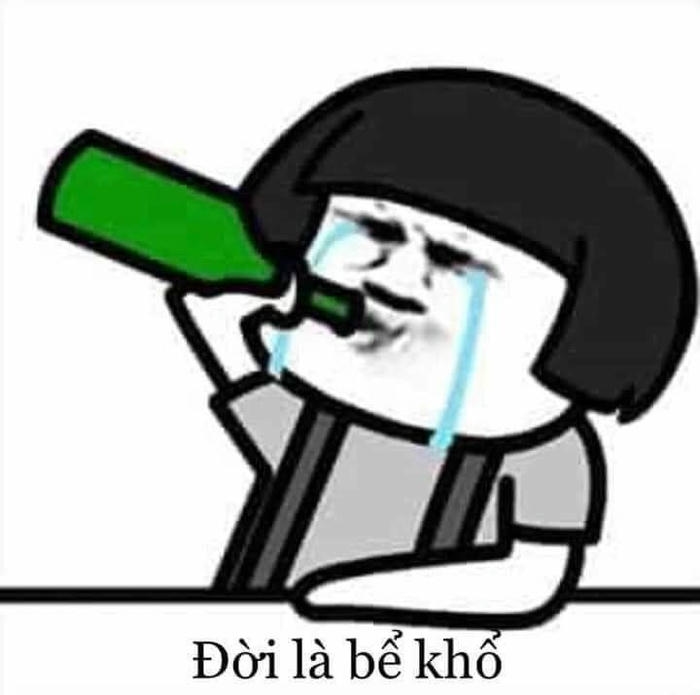 Meme buồn mèo con ôm gấu bông khóc thầm lặng